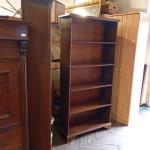 Regál- knihovna skladem 2 kusy          
