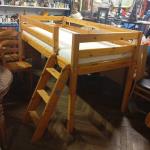 Vyvýšená postel z masivu                