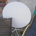 Kulatý skládací stůl kovový             