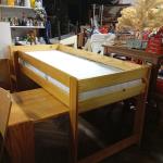 Vyvýšená postel s výsuvným stolem       