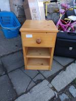 Celomasivni noční stolek                