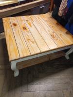 Masivní konferenční stolek              