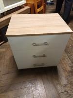 Pěkný noční stolek                      