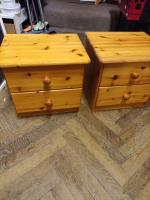 Masivní noční stolky 2 kusy             