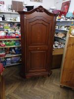 Pěkná celomasivni skříň                 