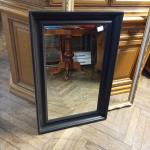 Zrcadlo v černém rámu                   