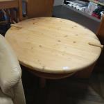 Kulatý stolek z masivu                  